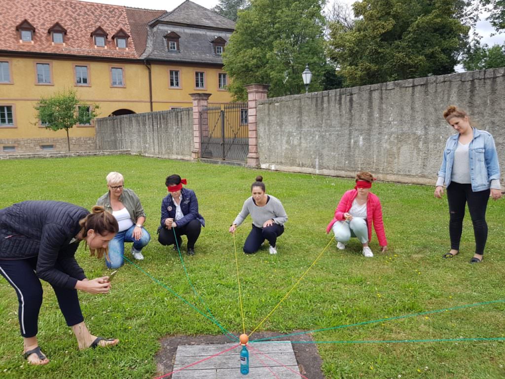 Outdoor Projekte in der Trainerausbildung Teilnehmer im Blindflug mit Anweisung von ihren Kollegen