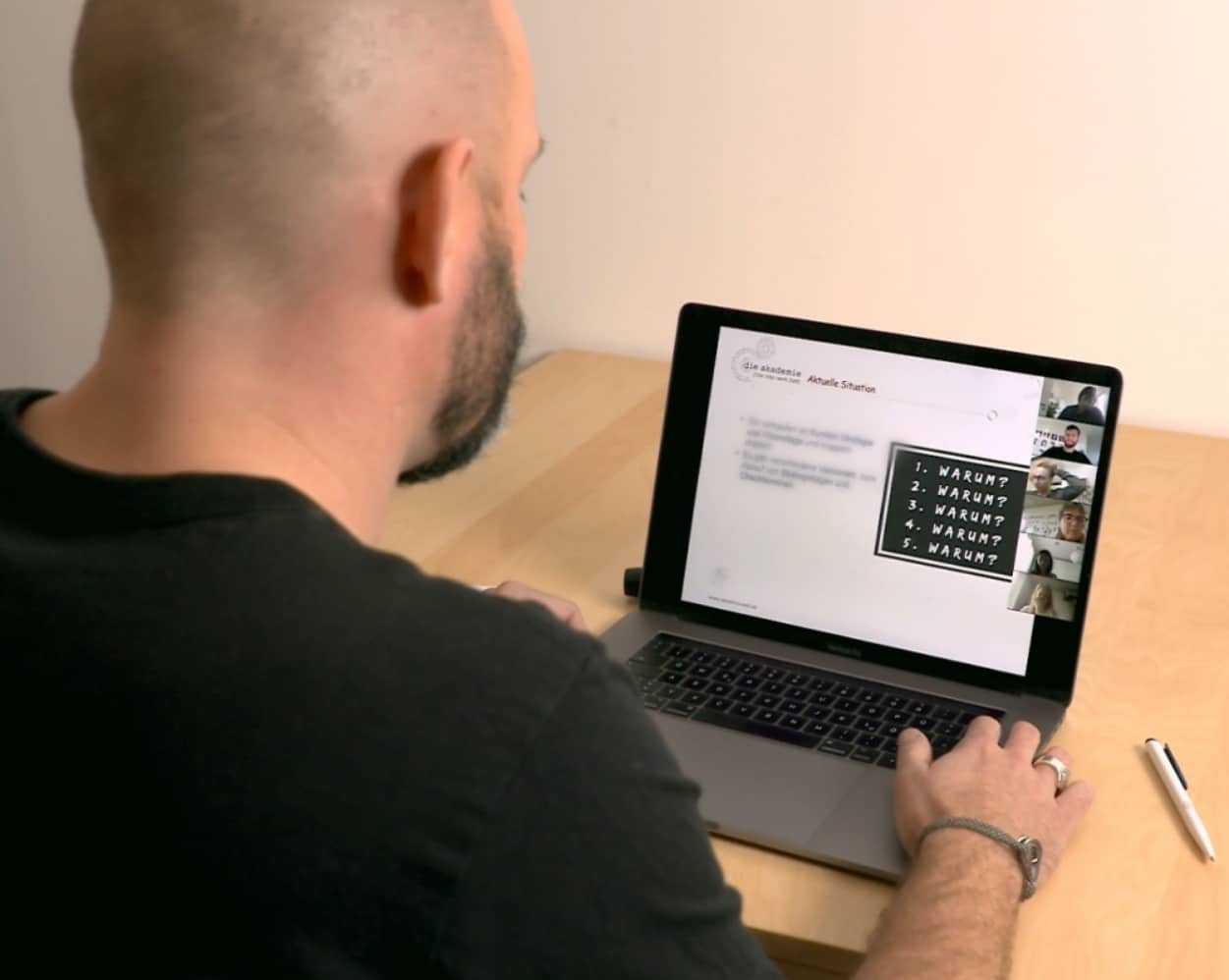 Alex im online Training mit unserem Team